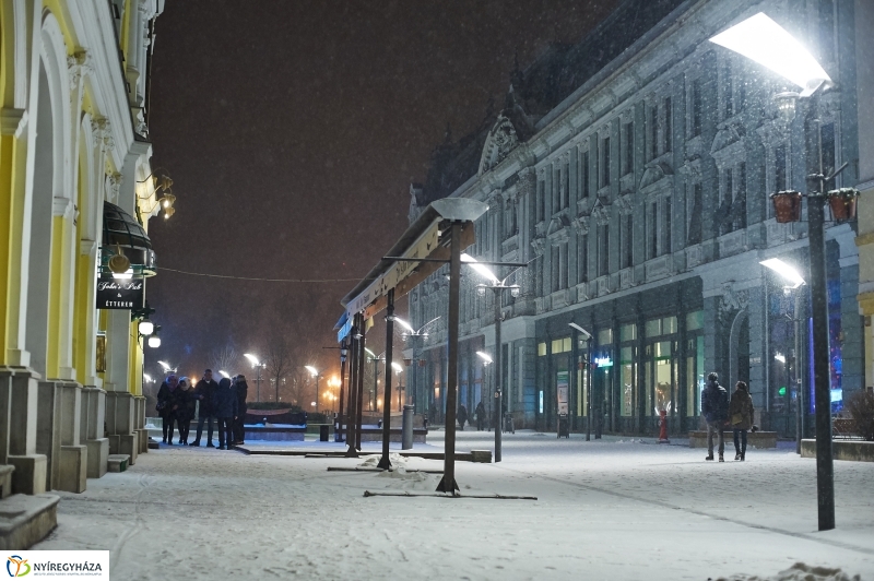 Esti belváros hóesésben - Szarka Lajos