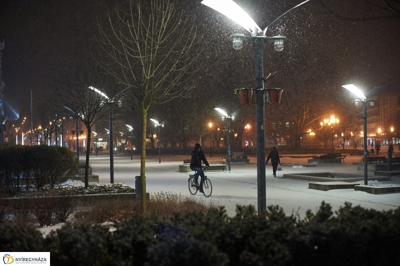 Esti belváros hóesésben - Szarka Lajos