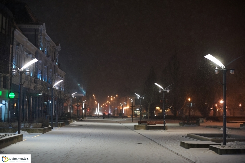 Esti belváros hóesésben - Szarka Lajos