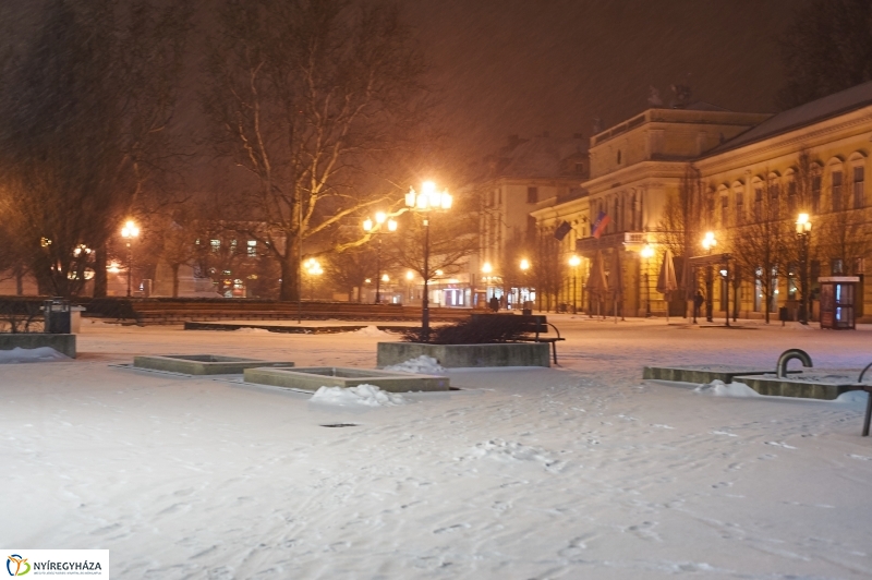 Esti belváros hóesésben - Szarka Lajos