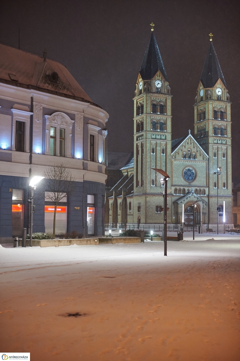 Esti belváros hóesésben - Szarka Lajos