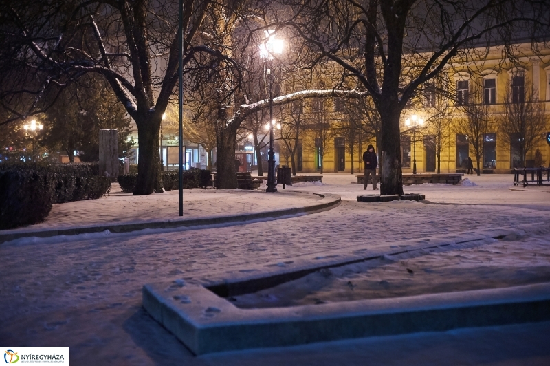 Esti belváros hóesésben - Szarka Lajos