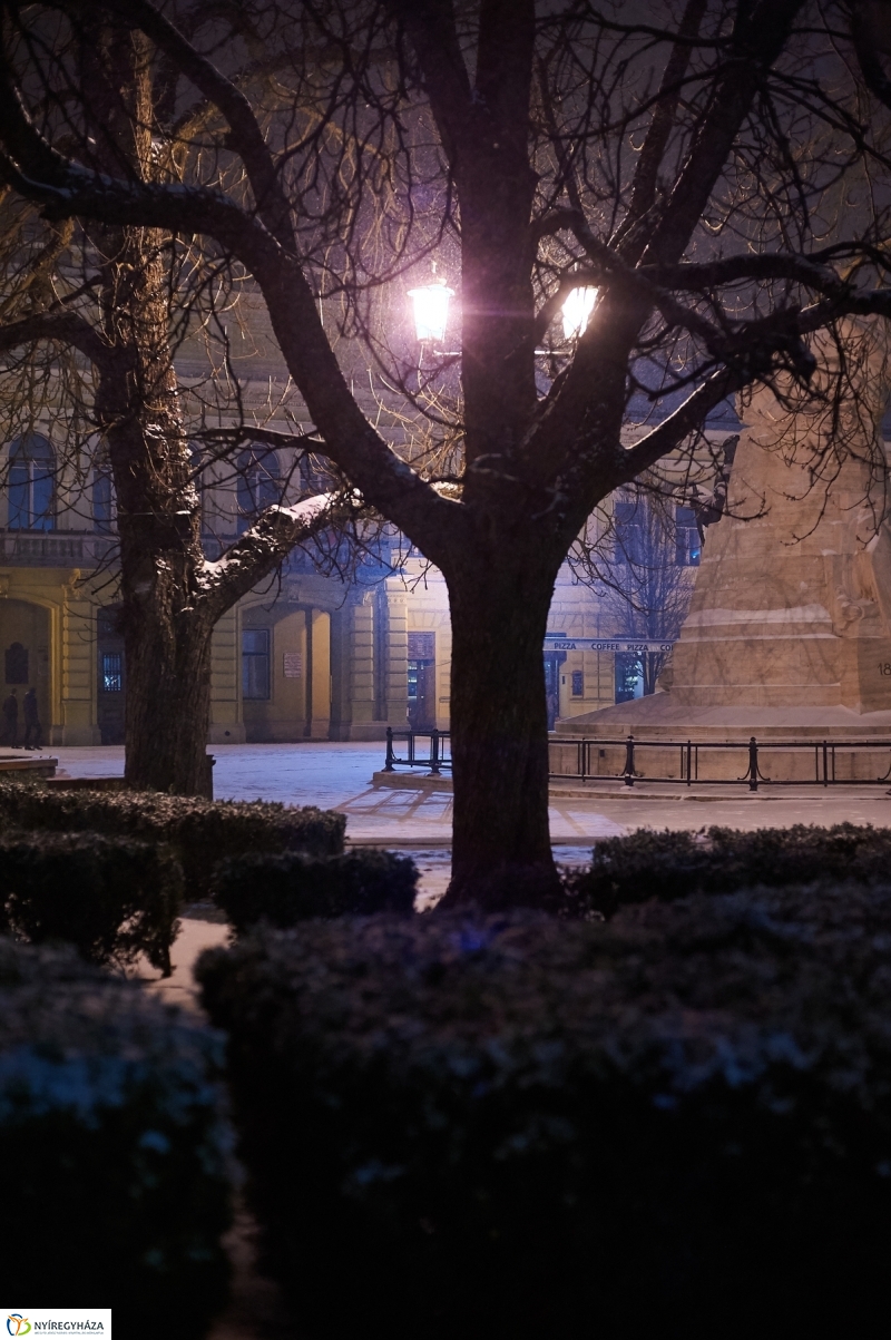 Esti belváros hóesésben - Szarka Lajos