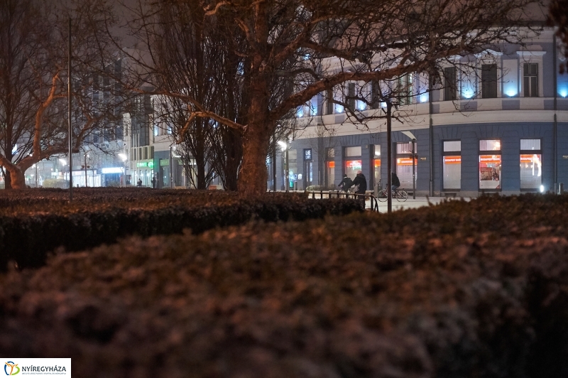 Esti belváros hóesésben - Szarka Lajos