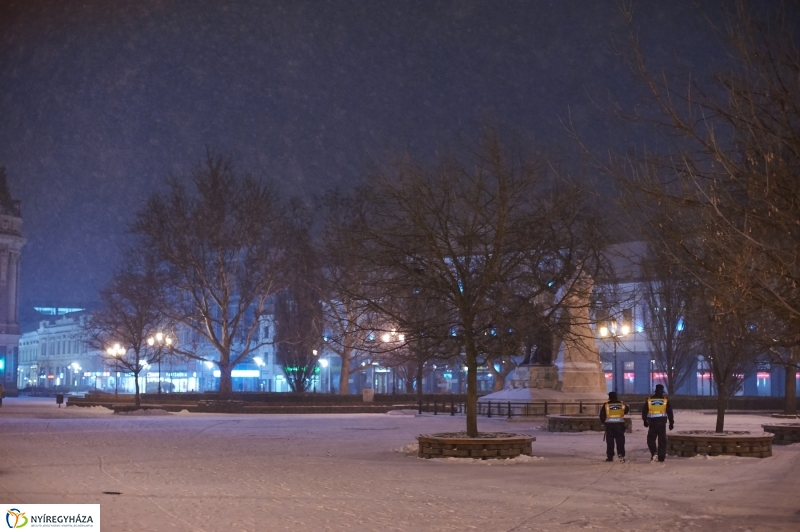 Esti belváros hóesésben - Szarka Lajos