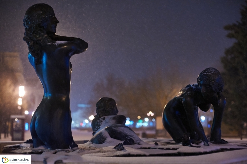 Esti belváros hóesésben - Szarka Lajos