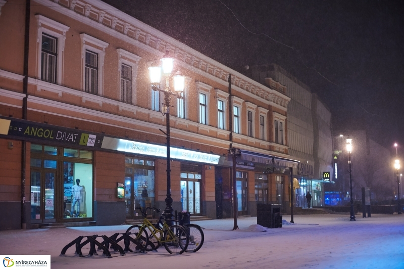 Esti belváros hóesésben - Szarka Lajos