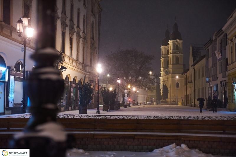 Esti belváros hóesésben - Szarka Lajos