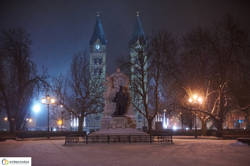 Esti belváros hóesésben - Szarka Lajos