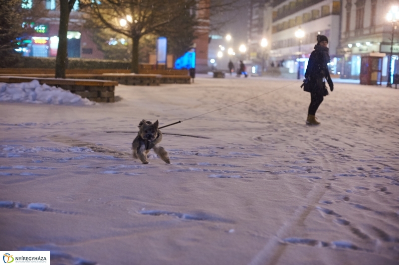 Esti belváros hóesésben - Szarka Lajos