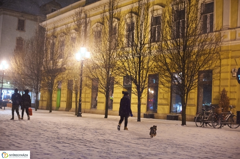 Esti belváros hóesésben - Szarka Lajos