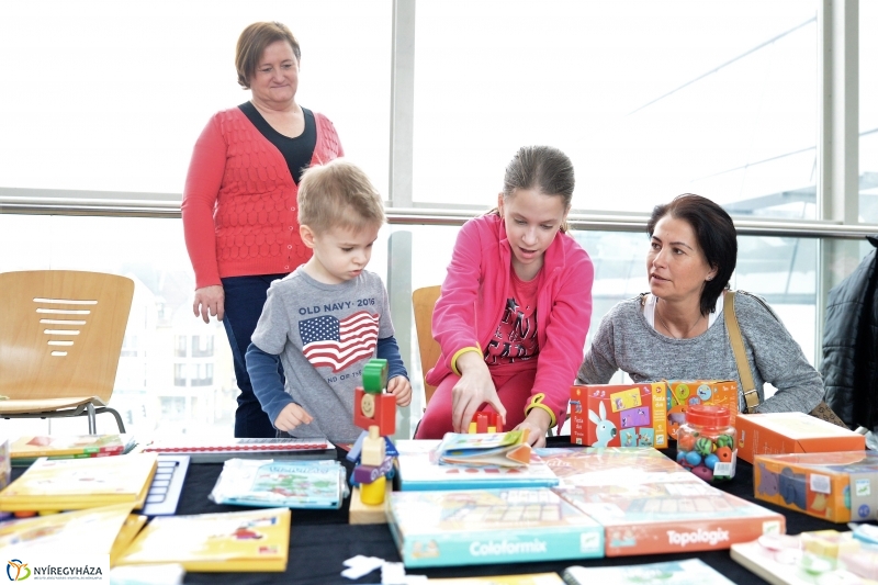 Emeljünk fel minél több gyereket! - rekordkísérlet - fotó Trifonov Éva