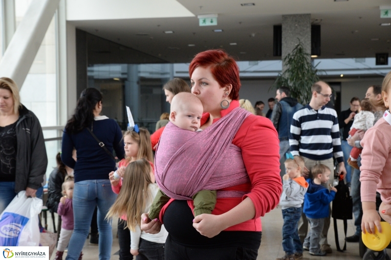 Emeljünk fel minél több gyereket! - rekordkísérlet - fotó Trifonov Éva