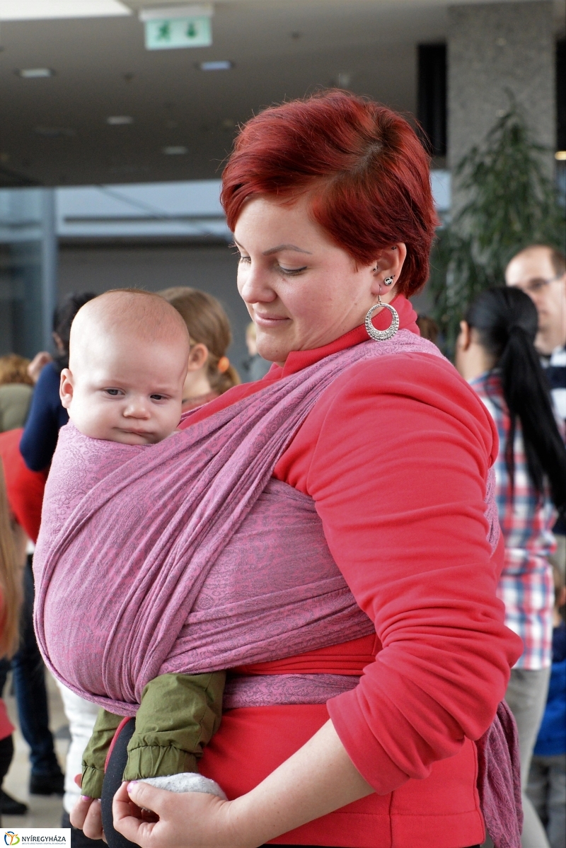 Emeljünk fel minél több gyereket! - rekordkísérlet - fotó Trifonov Éva