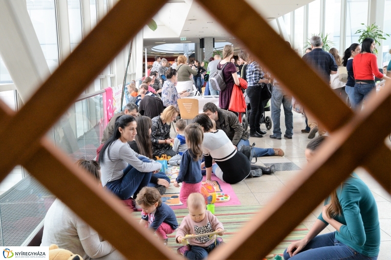 Emeljünk fel minél több gyereket! - rekordkísérlet - fotó Trifonov Éva