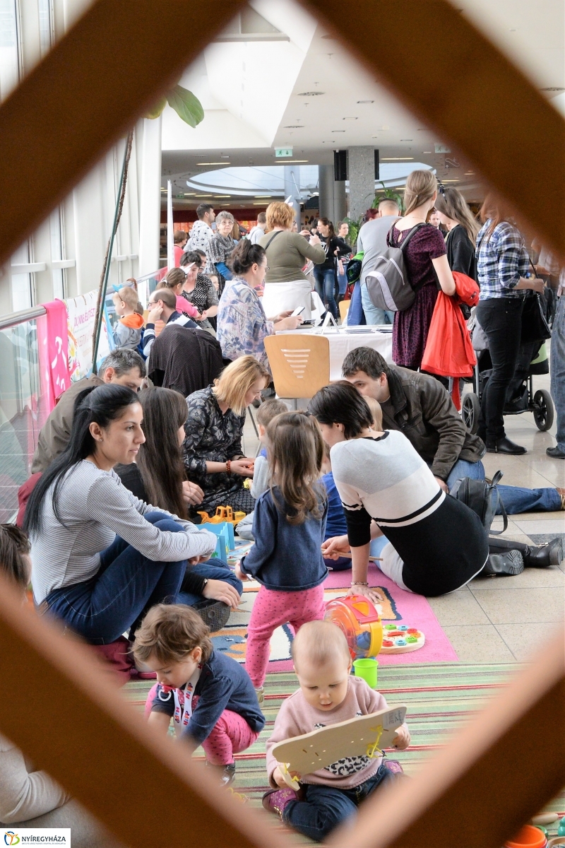 Emeljünk fel minél több gyereket! - rekordkísérlet - fotó Trifonov Éva