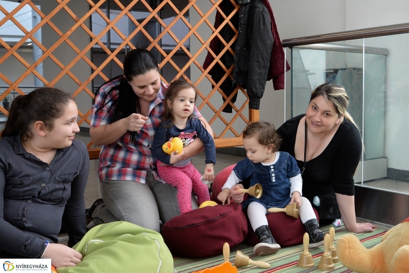 Emeljünk fel minél több gyereket! - rekordkísérlet - fotó Trifonov Éva