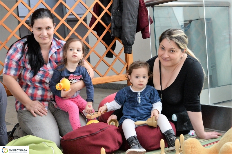 Emeljünk fel minél több gyereket! - rekordkísérlet - fotó Trifonov Éva