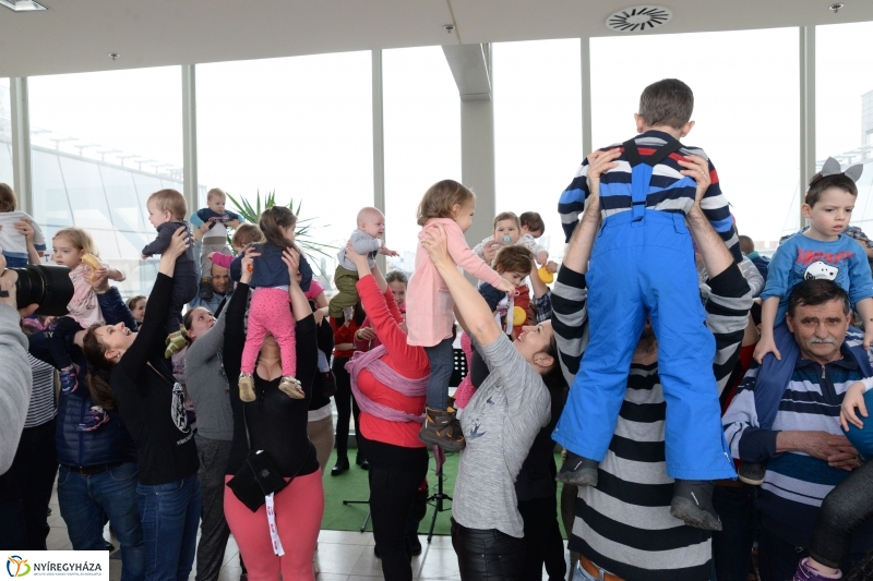 Emeljünk fel minél több gyereket! - rekordkísérlet - fotó Trifonov Éva