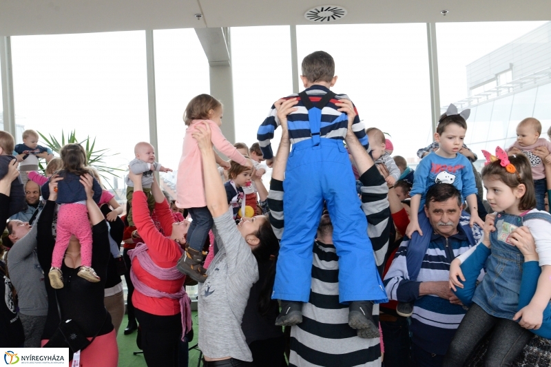 Emeljünk fel minél több gyereket! - rekordkísérlet - fotó Trifonov Éva