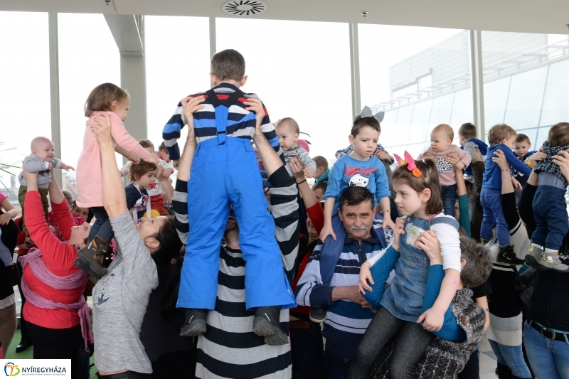 Emeljünk fel minél több gyereket! - rekordkísérlet - fotó Trifonov Éva