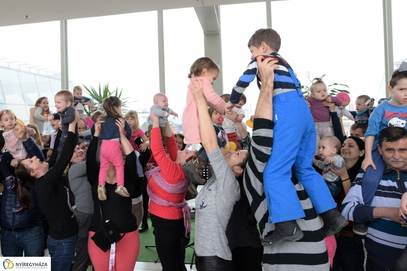 Emeljünk fel minél több gyereket! - rekordkísérlet - fotó Trifonov Éva