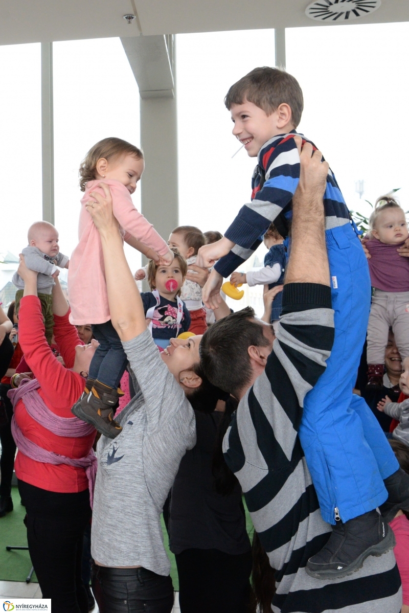 Emeljünk fel minél több gyereket! - rekordkísérlet - fotó Trifonov Éva