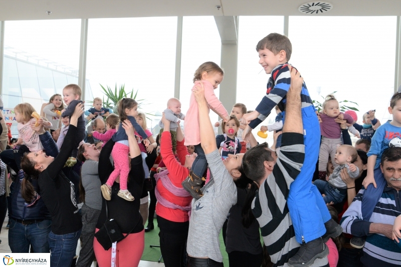 Emeljünk fel minél több gyereket! - rekordkísérlet - fotó Trifonov Éva