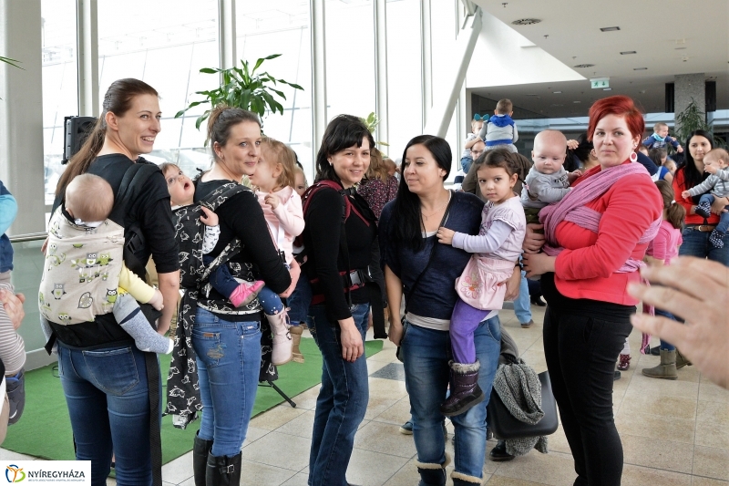 Emeljünk fel minél több gyereket! - rekordkísérlet - fotó Trifonov Éva