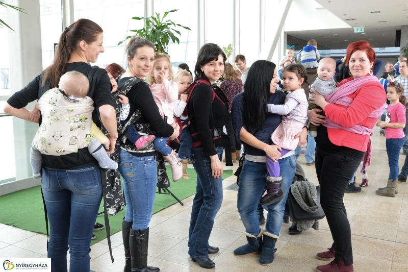 Emeljünk fel minél több gyereket! - rekordkísérlet - fotó Trifonov Éva