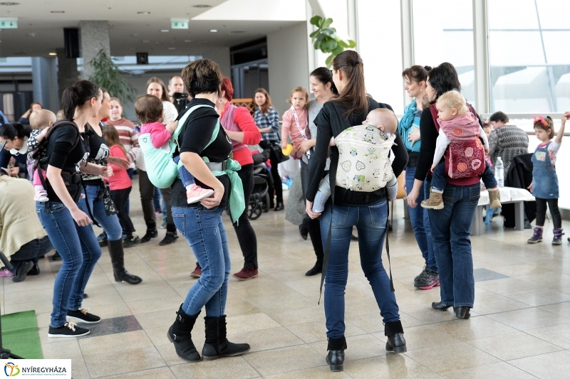 Emeljünk fel minél több gyereket! - rekordkísérlet - fotó Trifonov Éva