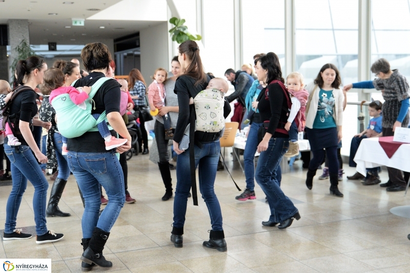 Emeljünk fel minél több gyereket! - rekordkísérlet - fotó Trifonov Éva