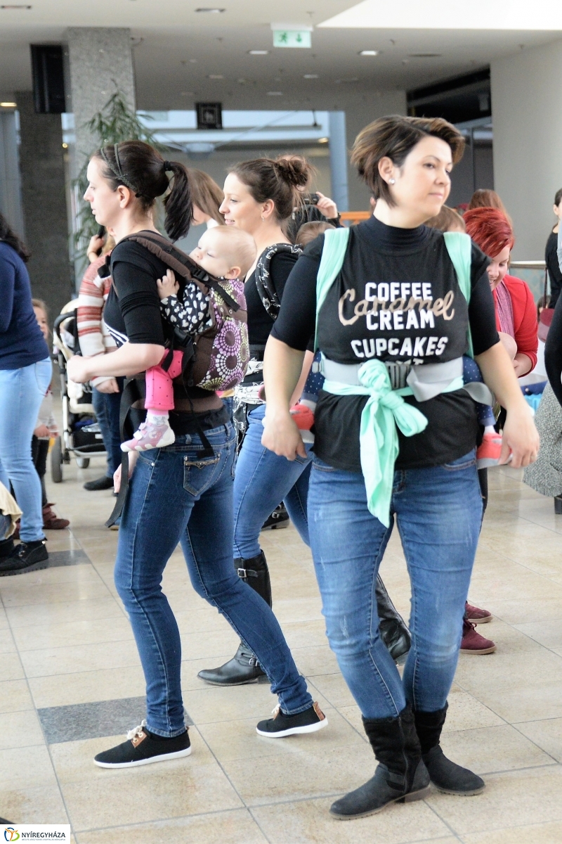 Emeljünk fel minél több gyereket! - rekordkísérlet - fotó Trifonov Éva