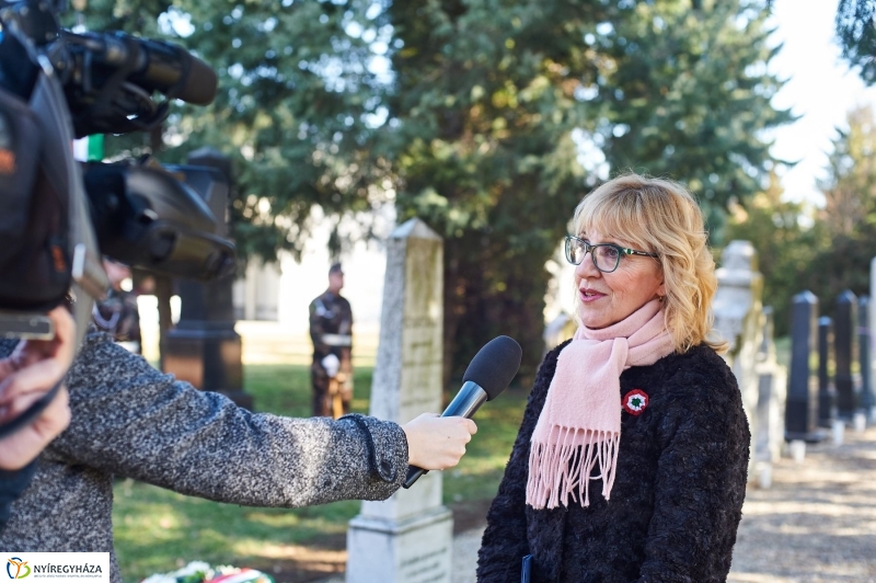 Koszorúzás az Északi temetőben - fotó Szarka Lajos