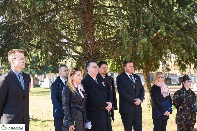 Koszorúzás az Északi temetőben - fotó Szarka Lajos