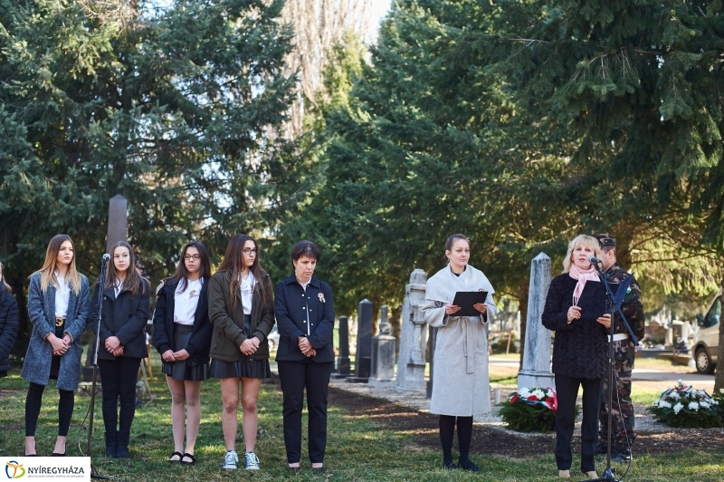 Koszorúzás az Északi temetőben - fotó Szarka Lajos