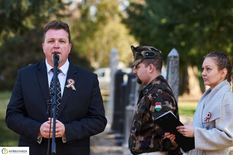 Koszorúzás az Északi temetőben - fotó Szarka Lajos