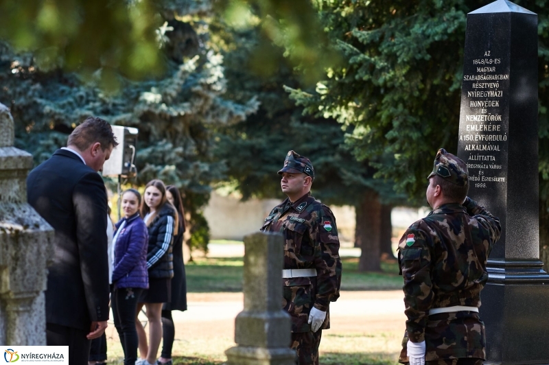 Koszorúzás az Északi temetőben - fotó Szarka Lajos