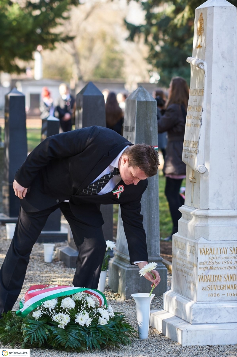 Koszorúzás az Északi temetőben - fotó Szarka Lajos