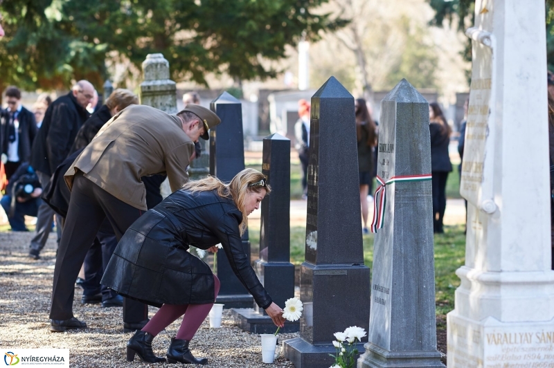 Koszorúzás az Északi temetőben - fotó Szarka Lajos