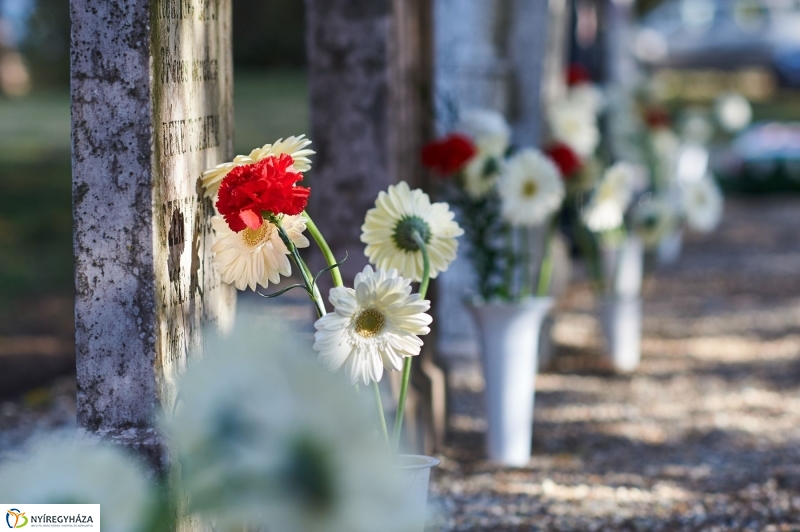 Koszorúzás az Északi temetőben - fotó Szarka Lajos