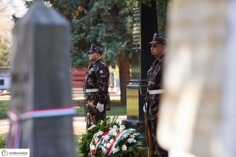 Koszorúzás az Északi temetőben - fotó Szarka Lajos