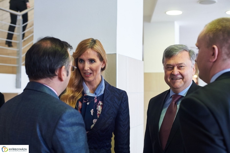 Kormányablak átadás a vasútállomáson - fotó Szarka Lajos