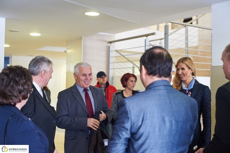 Kormányablak átadás a vasútállomáson - fotó Szarka Lajos