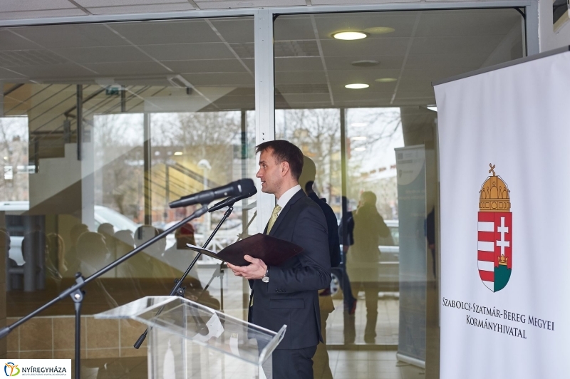 Kormányablak átadás a vasútállomáson - fotó Szarka Lajos