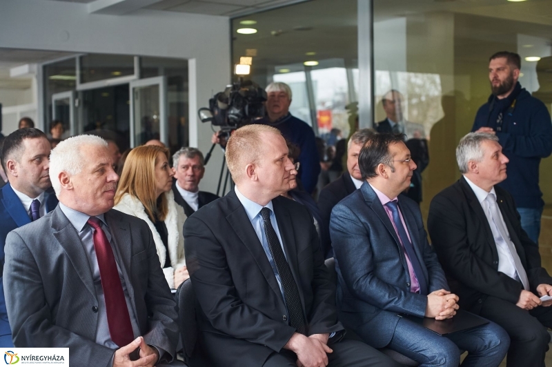 Kormányablak átadás a vasútállomáson - fotó Szarka Lajos