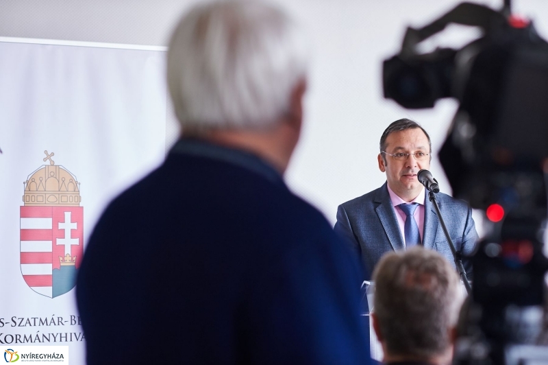 Kormányablak átadás a vasútállomáson - fotó Szarka Lajos