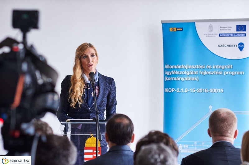 Kormányablak átadás a vasútállomáson - fotó Szarka Lajos