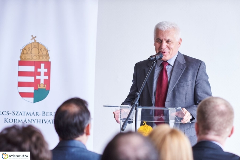 Kormányablak átadás a vasútállomáson - fotó Szarka Lajos