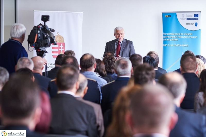 Kormányablak átadás a vasútállomáson - fotó Szarka Lajos